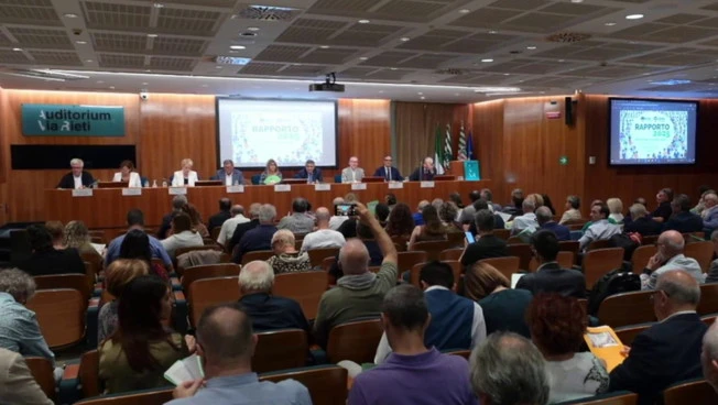 https://media.liberoquotidiano.it/GaRzl7AVAORYEWxA26HsBo7H_VWa-OAiE0KzF6X9S2k/width:800/quality:90/aW1hZ2VzLzIwMjUvMDkvMTgvMTIzNTI5ODQ2LTU0MzYzNDI1LTM1YzEtNDhkYi1iNDVjLTc1ZDEwYjc5MWYyZi5qcGc.webp