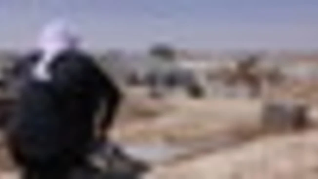 Israele, gli abitanti di un villaggio beduino demoliscono le loro case