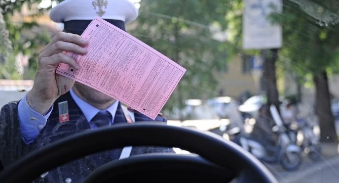 Multe, giudice di pace ne annulla 25 a un uomo: "Era in buona fede"