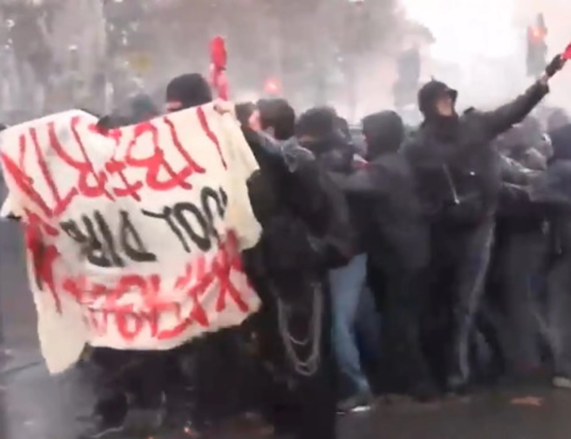 Askatasuna scatena il caos: "È solo l'inizio", poi gli scontri con la Polizia 