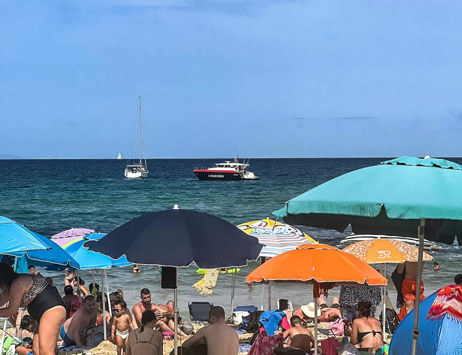 Genova, molesta i bagnanti e aggredisce gli agenti: panico in spiaggia