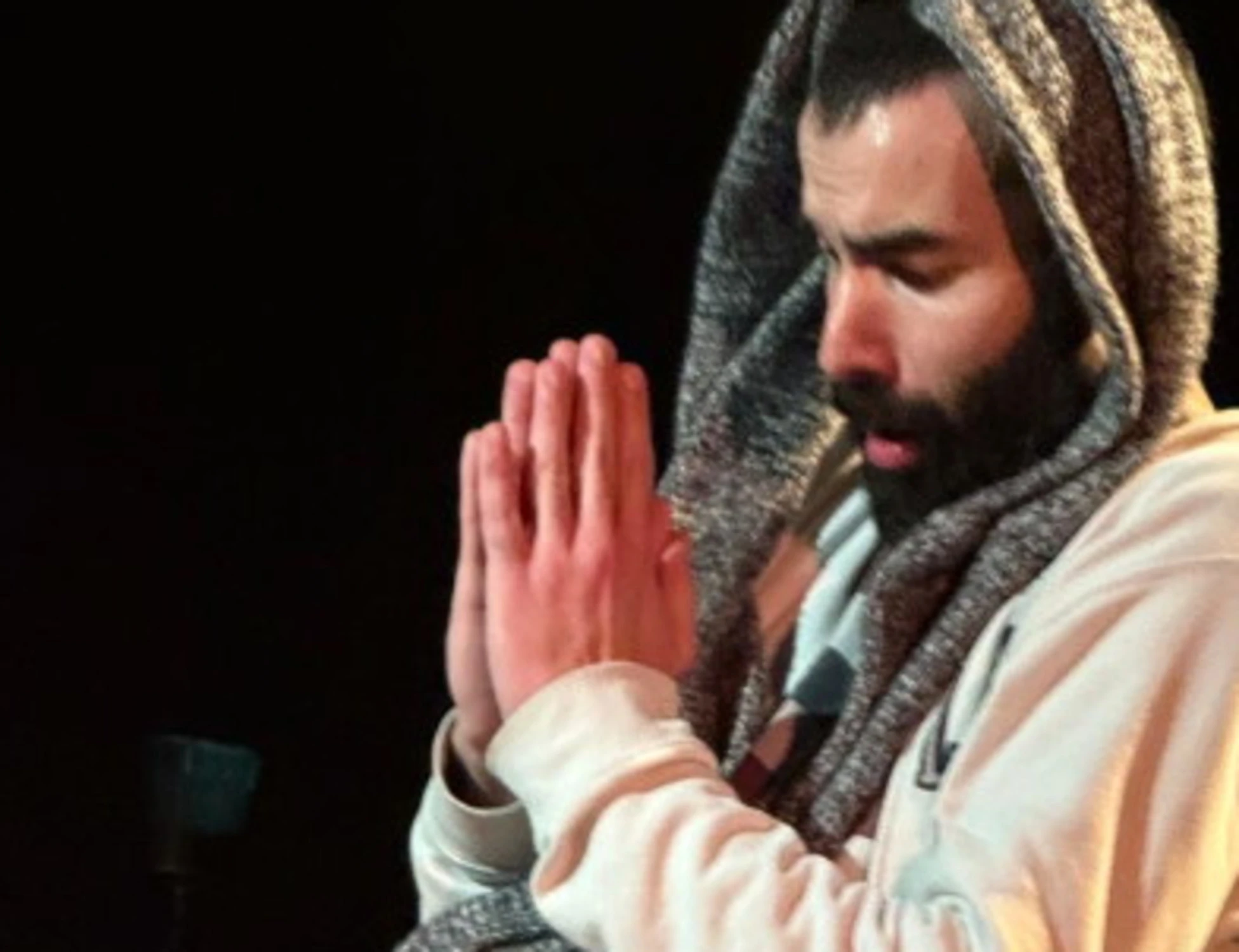 Teatro, in scena a Roma “il gioco delle forme”: l’assurda (ma didascalica) storia di un uomo incinto