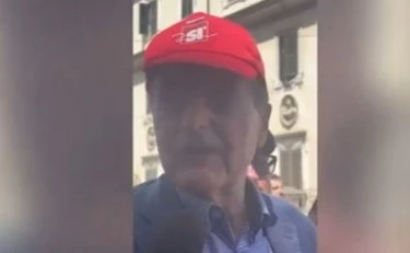 Pier Luigi Bersani e il cappellino per il "Sì": scoppia la polemica