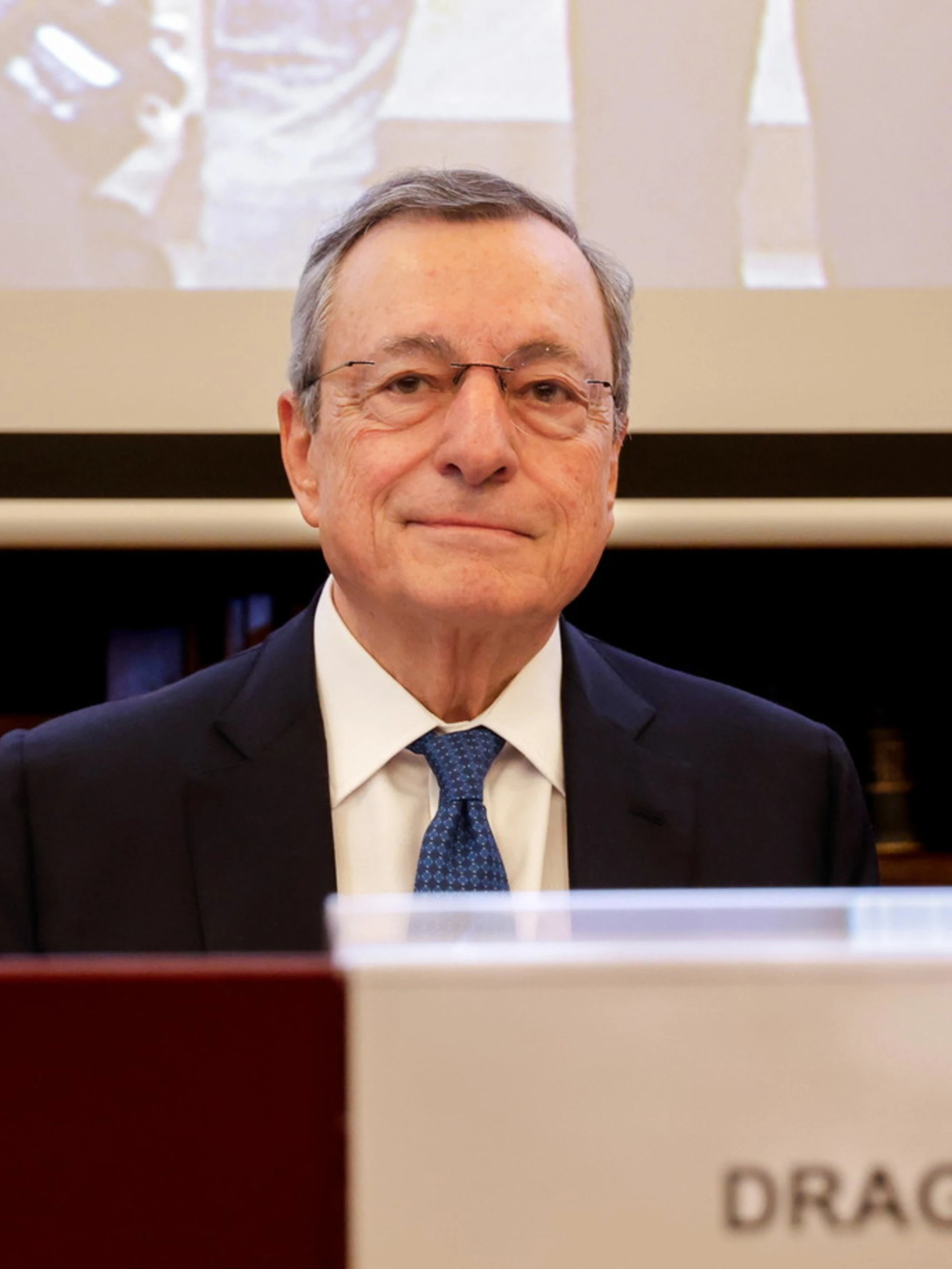 Mario Draghi sbotta con i senatori e se ne va: "Vedo che guardate l'orologio... arrivederci e grazie"
