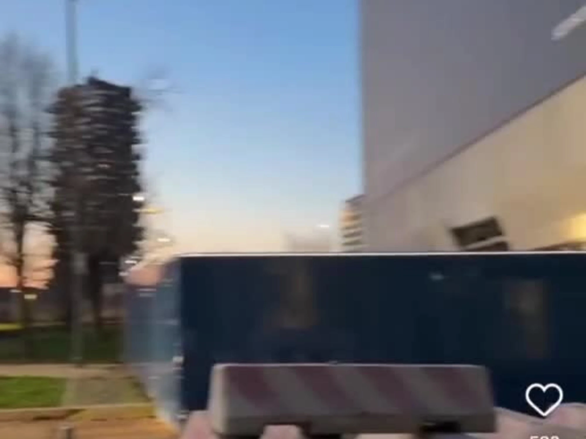 Gi&ugrave; col paracadute: l'ultima sfida estrema a Milano <span style="color: rgb(153, 0, 0);">Video</span>