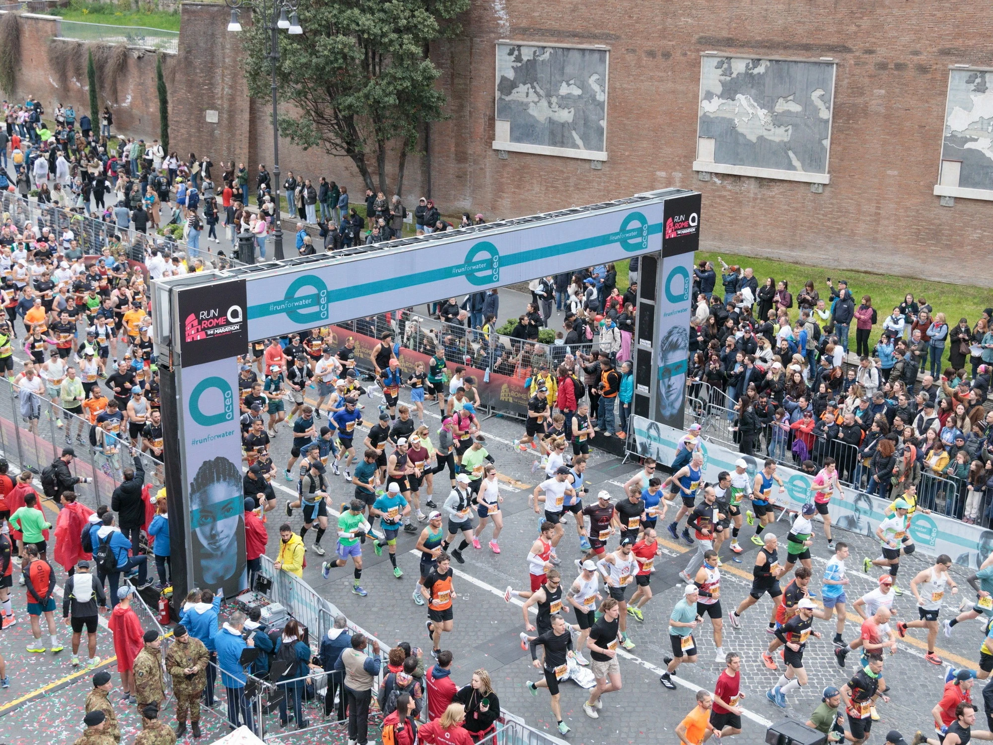 Grande successo per la "maratona dell'acqua": oggi a Roma la 31ª edizione della "Acea run Rome the Marathon"