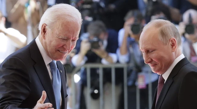Vladimir Putin e Joe Biden, lo scambio di battute "rubato" prima del faccia a faccia: subito tensione alle stelle