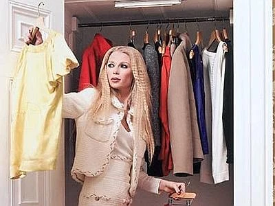 Altroché oro e gioielli, le donne ora danno in pegno abiti e accessori griffati