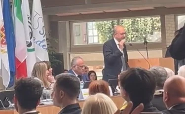 Valditara contestato a Fermo: "Bella ciao!", ma vengono cacciati dai presenti