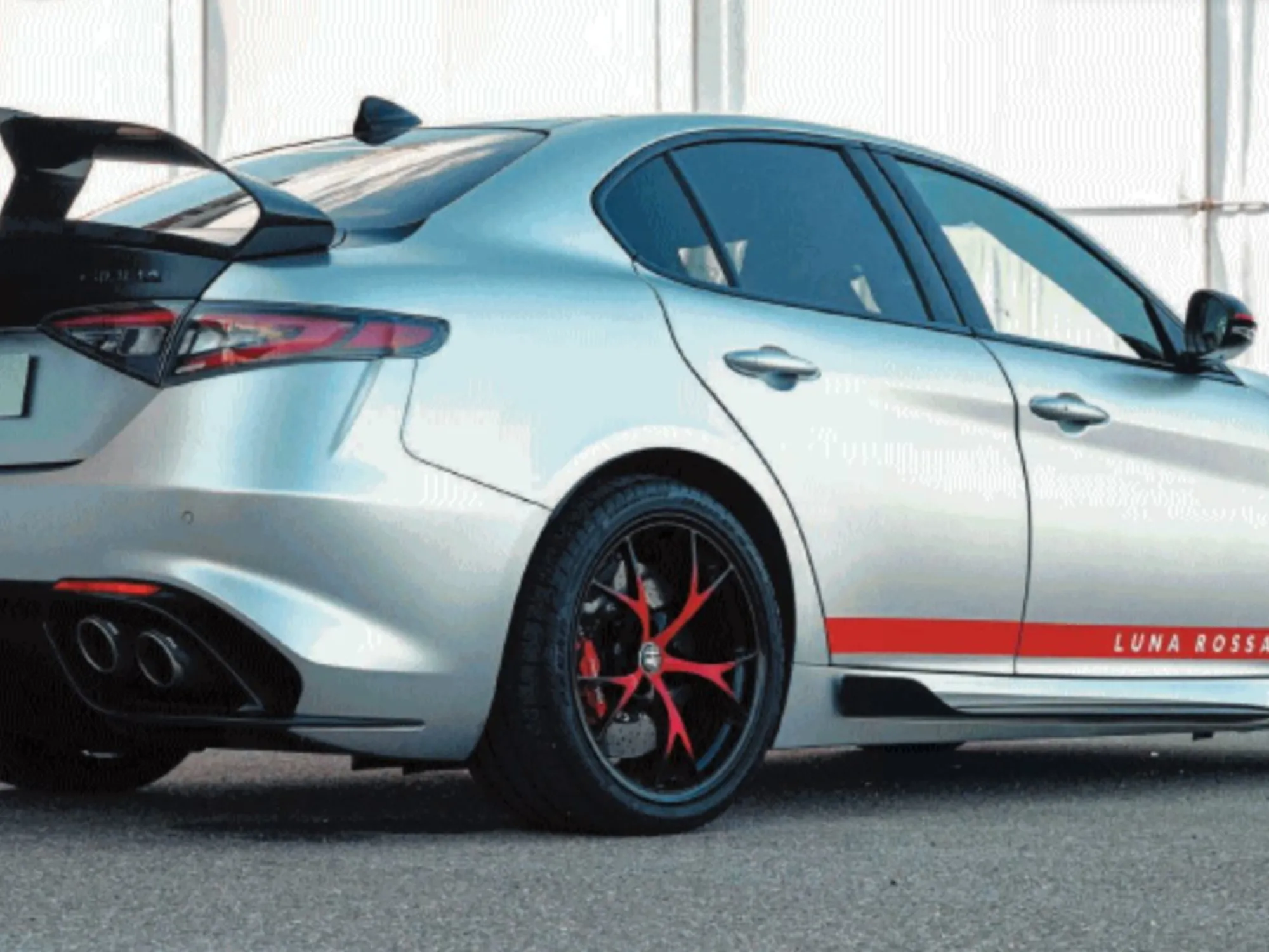 La Giulia in edizione limitata è “Quadrifoglio Luna Rossa” Nata attraverso il vento, forgiata dall’America’s Cup