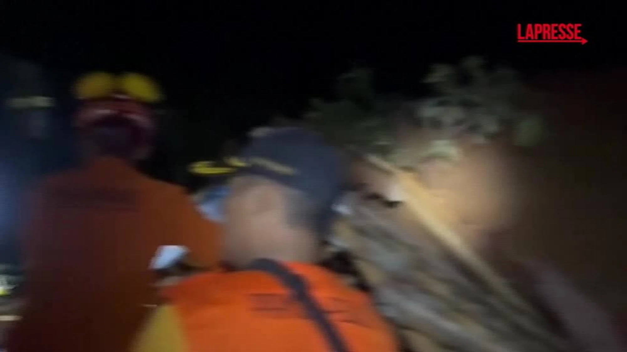 Indonesia, frana uccide 2 persone sull'isola di Giava, una ventina i dispersi