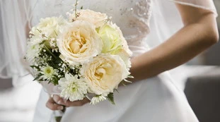 La sposa, scollatura e gonna sopra la ginocchio: il ricevimento di nozze finisce in disgrazia