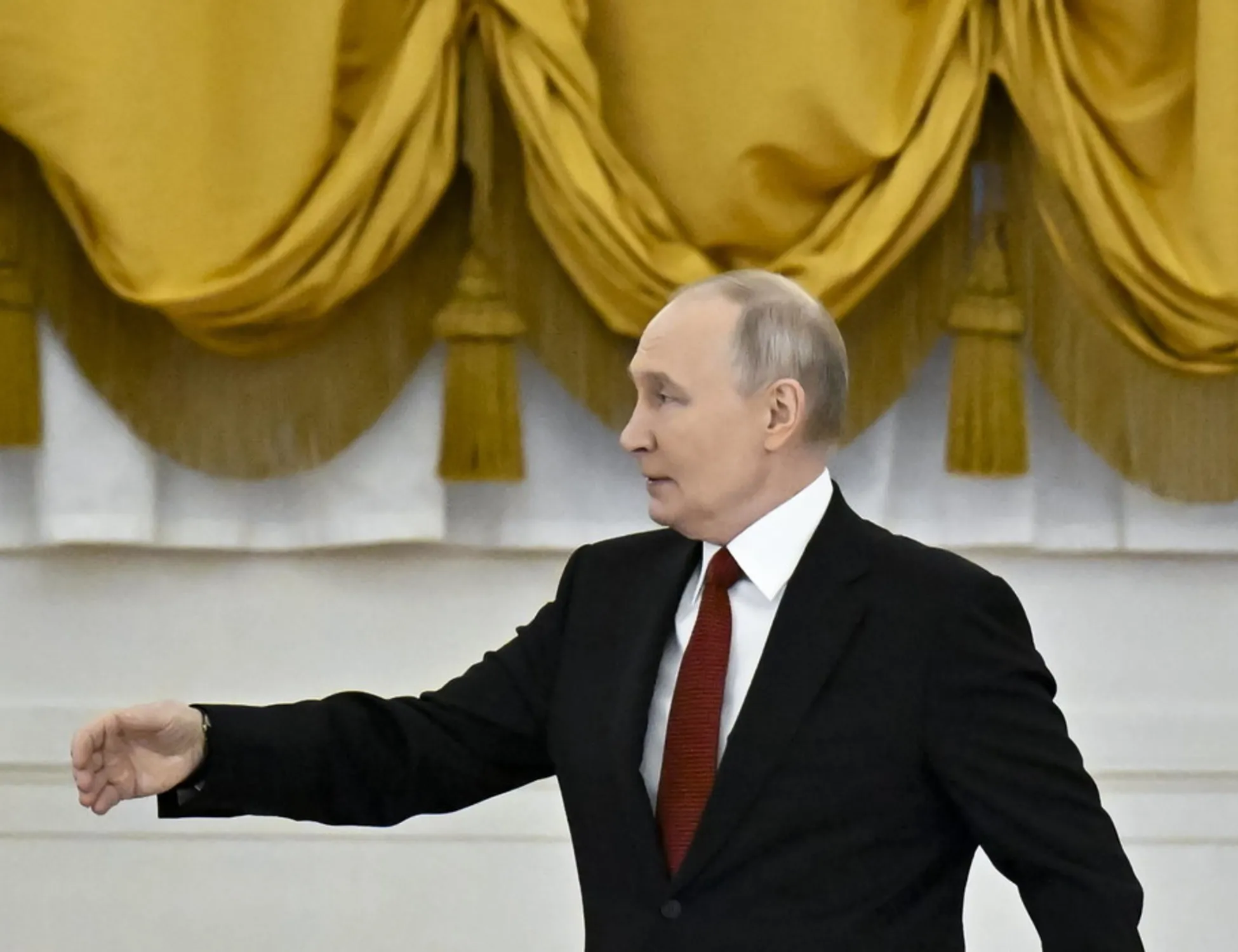 Leggi l'articolo: Putin fa gli auguri a Trump e umilia Zelensky