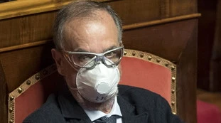 Roberto Calderoli e il coronavirus: "Vi prego in ginocchio, mettetevi la mascherina. Io rischio la vita"\