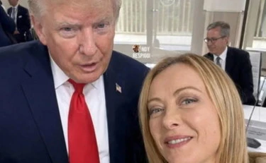 Trump-Meloni, "ecco la foto per cui il premier ha implorato". Tutto falso: il grillino rischia grosso