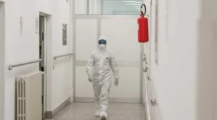 Coronavirus, il festino in ospedale finisce male: 9 medici contagiati, annunciate sanzioni durissime