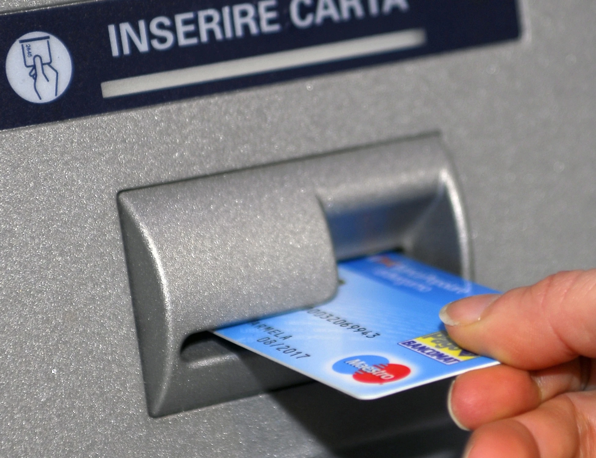 Bancomat, scordi lo scontrino? Occhio: ti svuotano il conto