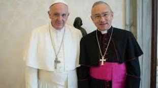 Papa Francesco, il dossier di esplosivo di Viganò sul successore di Becciu: Bergoglio, "cerchio magico di personaggi ricattabili"
