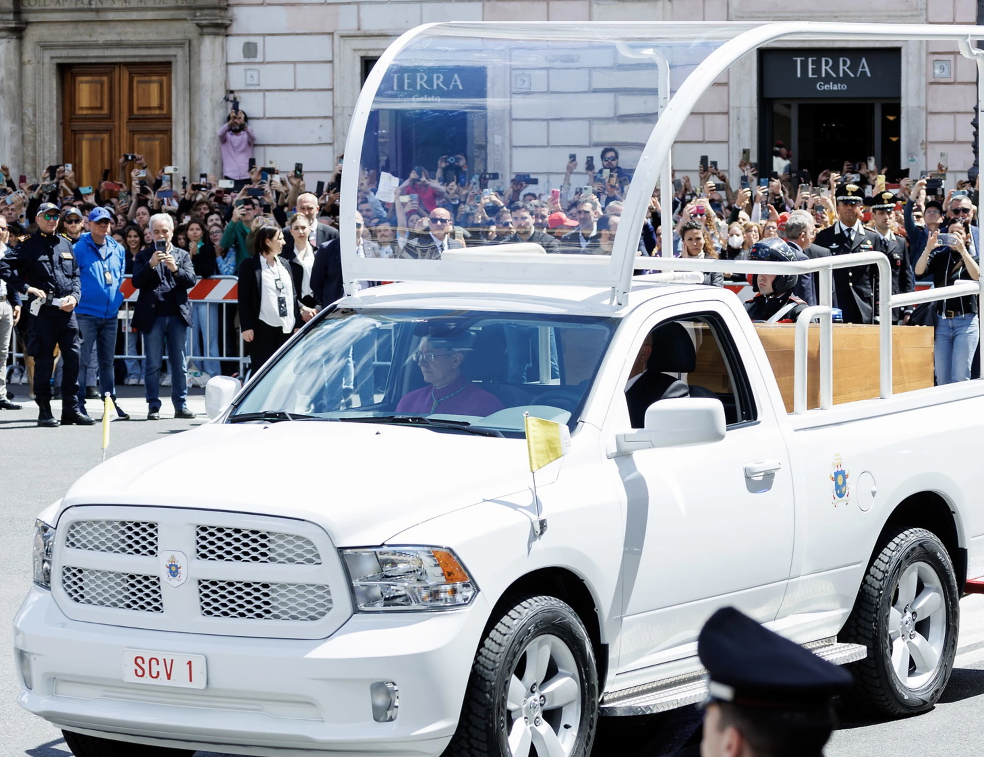 Papa Francesco, folla e lacrime ai funerali
