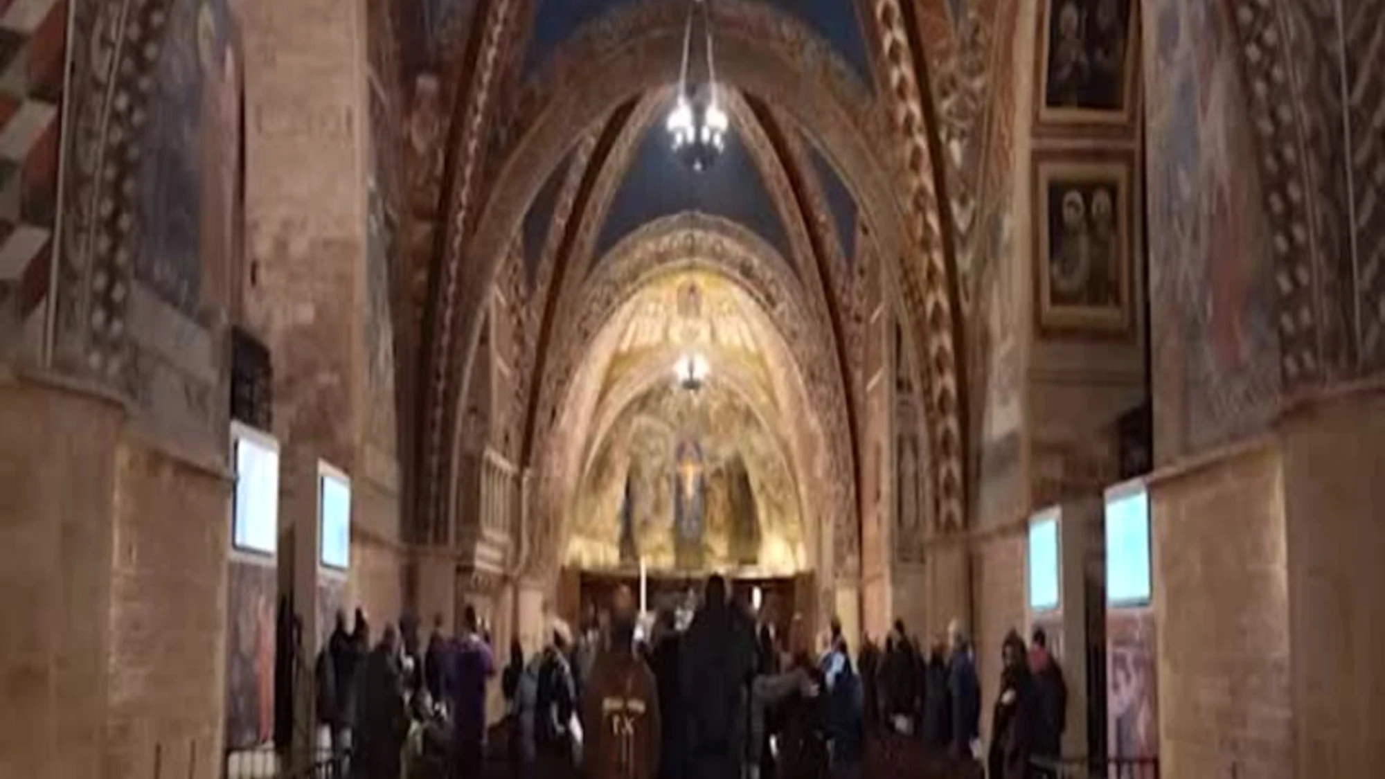 Assisi, le ossa di San Francesco esposte al pubblico per la prima volta nella storia
