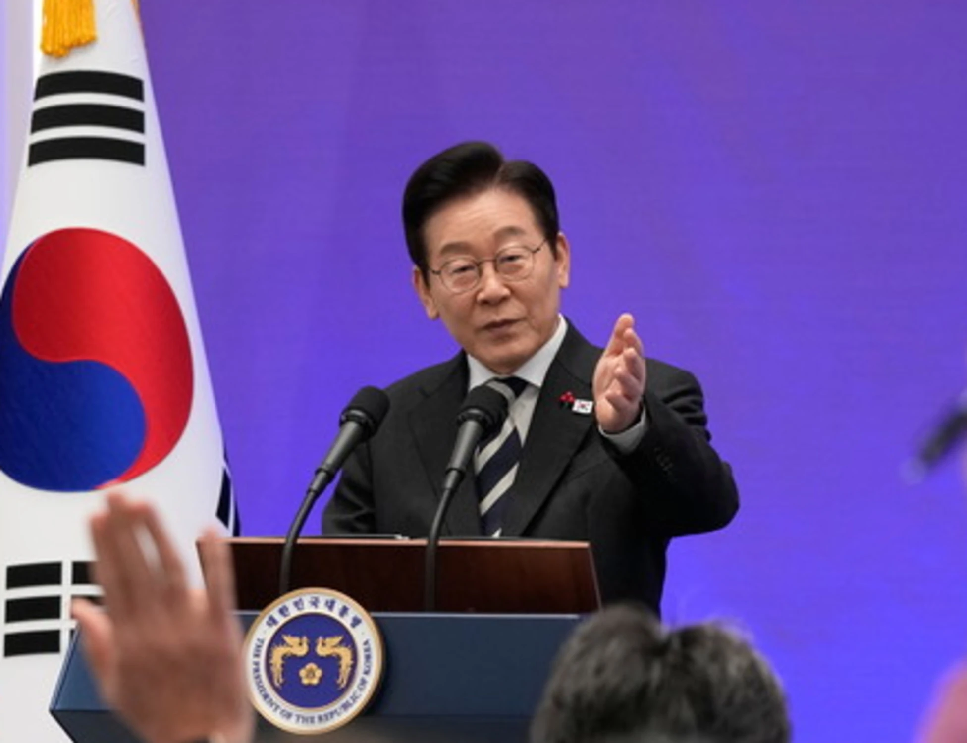 La biopolitica apre a capelli, goldoni e assorbenti intimi