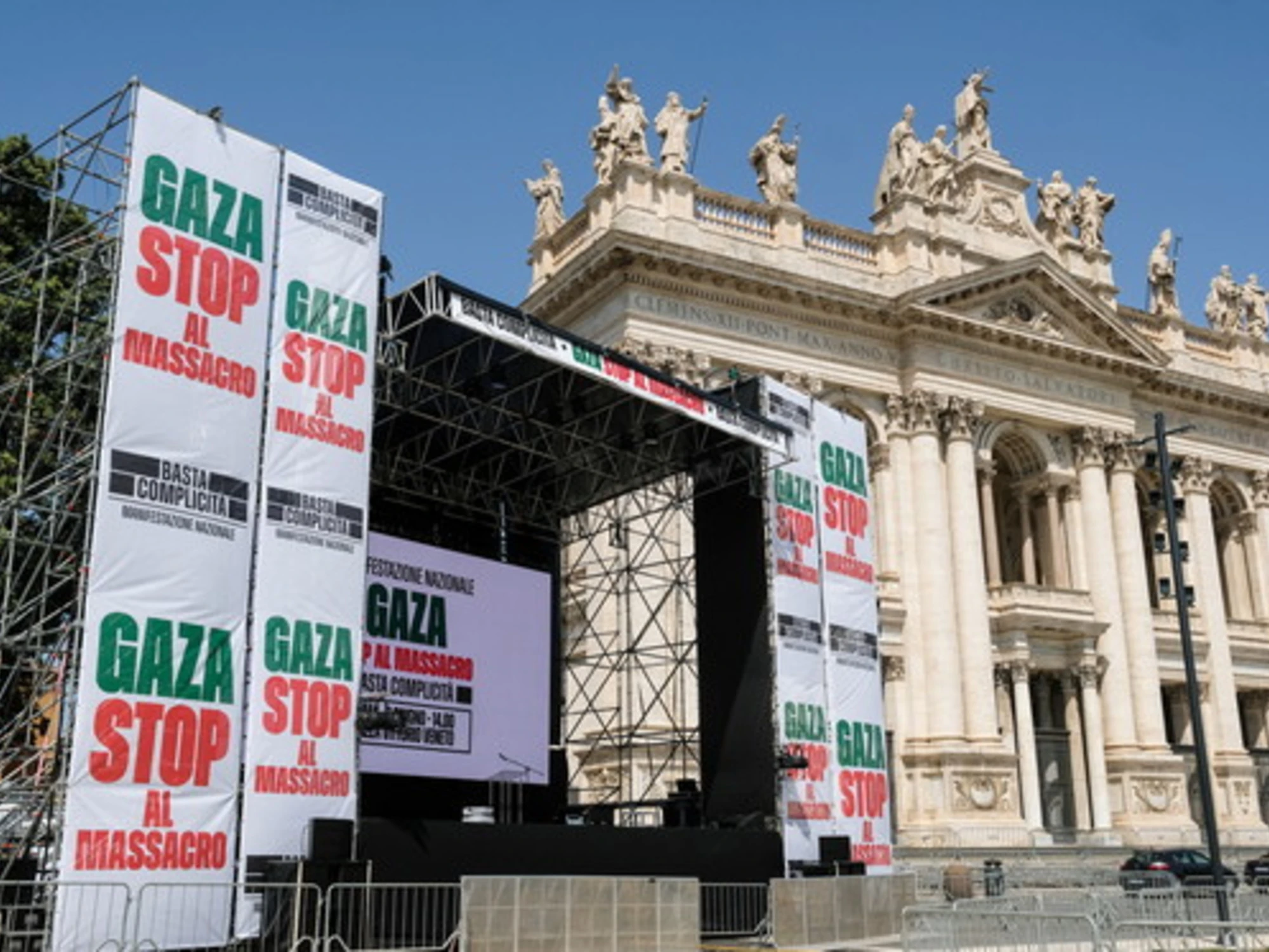 Foto choc di Meloni: ecco il corteo della sinistra