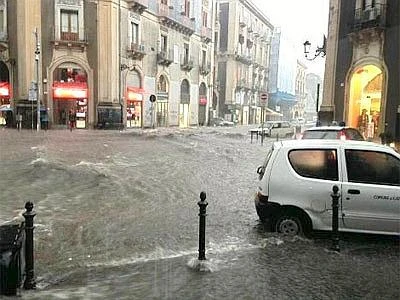 Nubifragio a Catania, un disperso Gente sui tetti e auto travolte