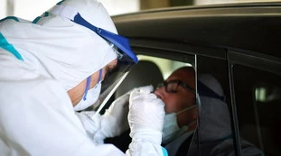 Coronavirus a Napoli, 24 positivi danno generalità false: caccia all'uomo e paura del contagio
