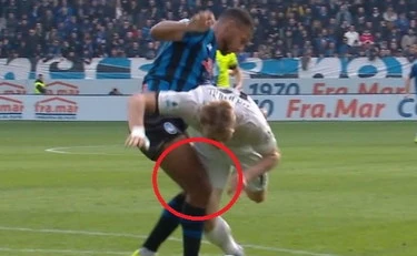 Napoli, insulta l'arbitro per il rigore negato: la moglie lo accoltella