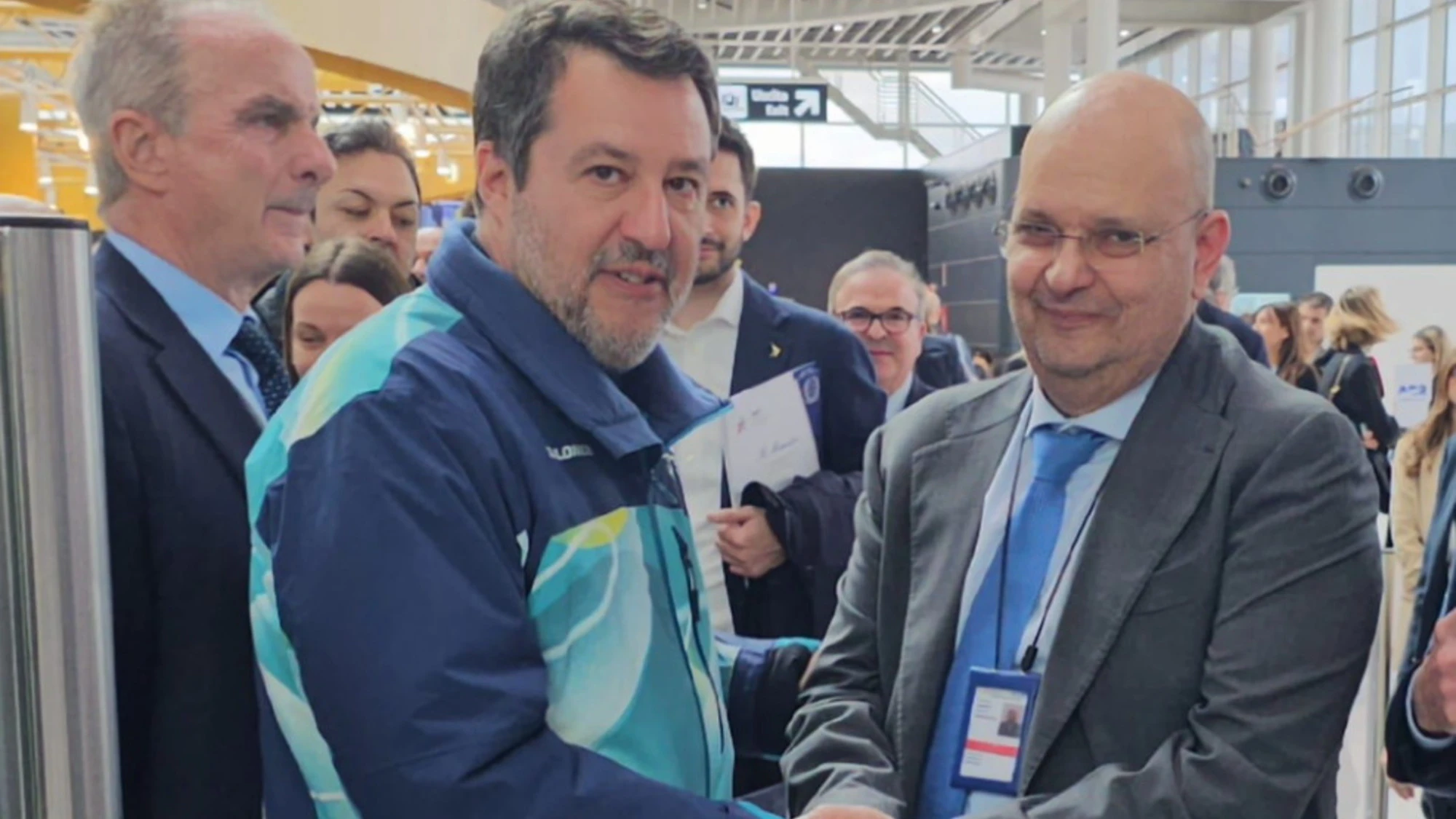 Al via il primo volo Aeroitalia con due cani di quasi 30 kg in cabina, alla presenza del Ministro Salvini