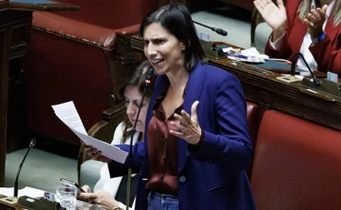 Elly Schlein insulta Giorgia Meloni e governo: "Fatevi aiutare"