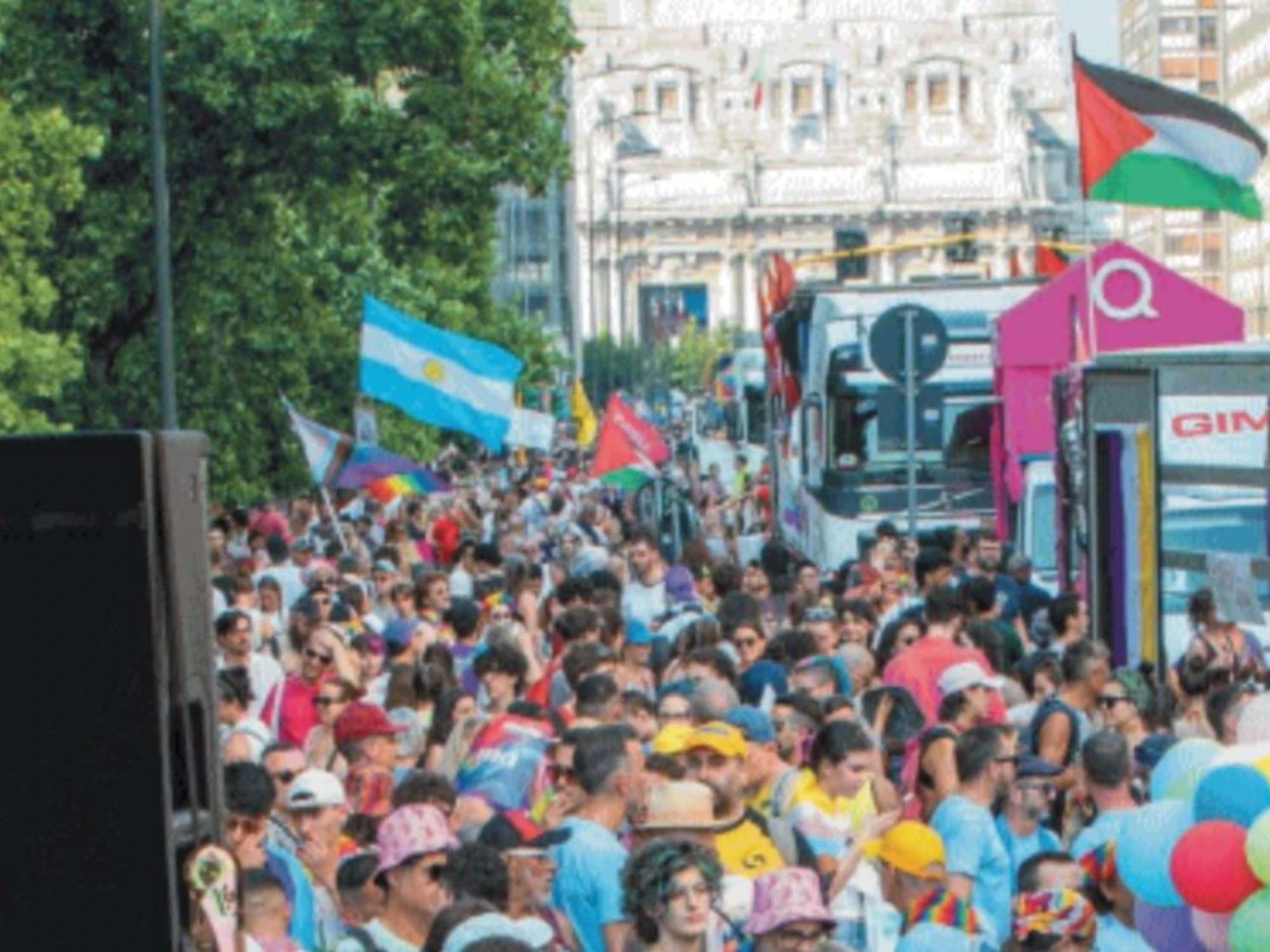  I gay sventolano in piazza le bandiere dei loro boia