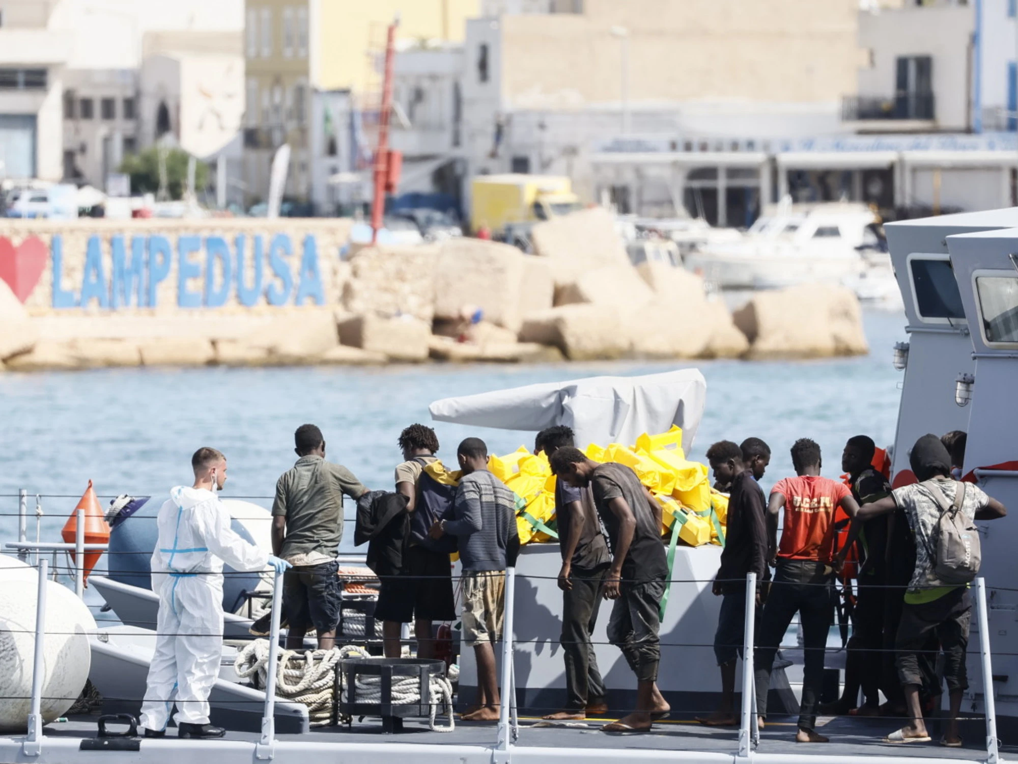 Immigrazione, il sondaggio stronca Pd e M5s: ecco cosa pensano i loro elettori