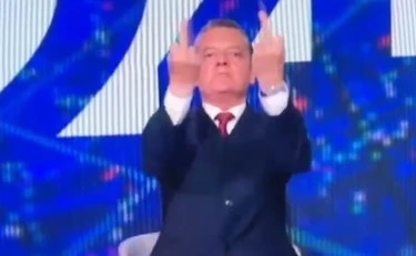 Rai, clamorosa gaffe di Baracchini: doppio dito medio, ma è in diretta