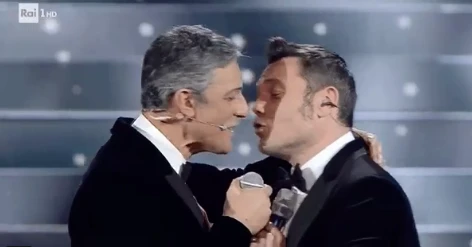 Sanremo 2020, Fiorello e Tiziano Ferro si baciano per davvero: così sanciscono la fine delle ostilità