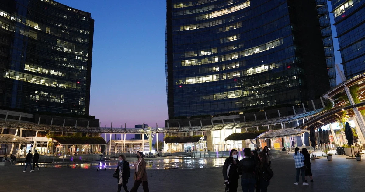 Milano, positiva al Covid esce e festeggia con gli amici: indagata per epidemia colposa