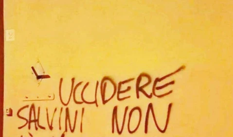 "Uccidere Matteo Salvini non è reato": l'idiota non sa l'italiano, il ministro lo umilia così