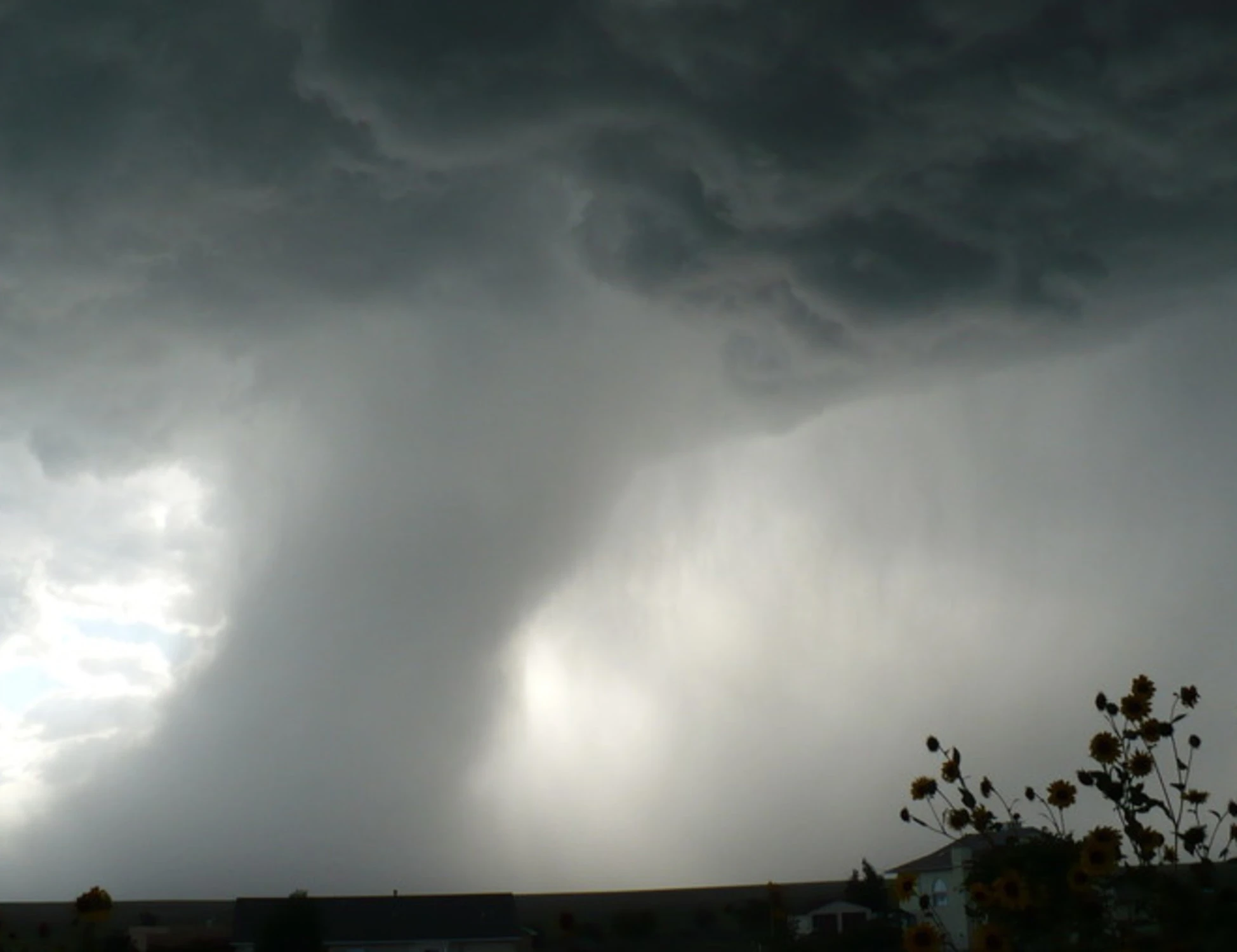 Meteo, allerta massima per il downbrust: cosa accadrà a luglio e agosto