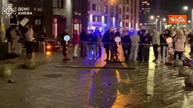Esercito russo colpisce palazzo a Kiev con un drone, le immagini dopo l'esplosione