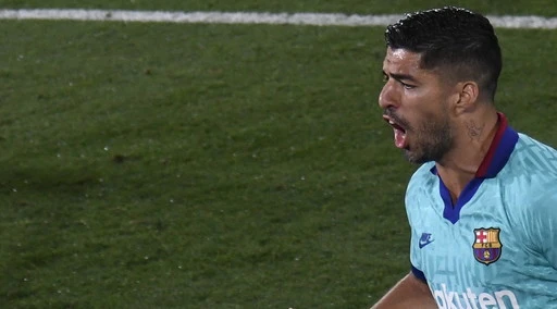 Barcellona, Koeman chiama Suarez: non rientra più nei suoi piani. Rescinderà il contratto