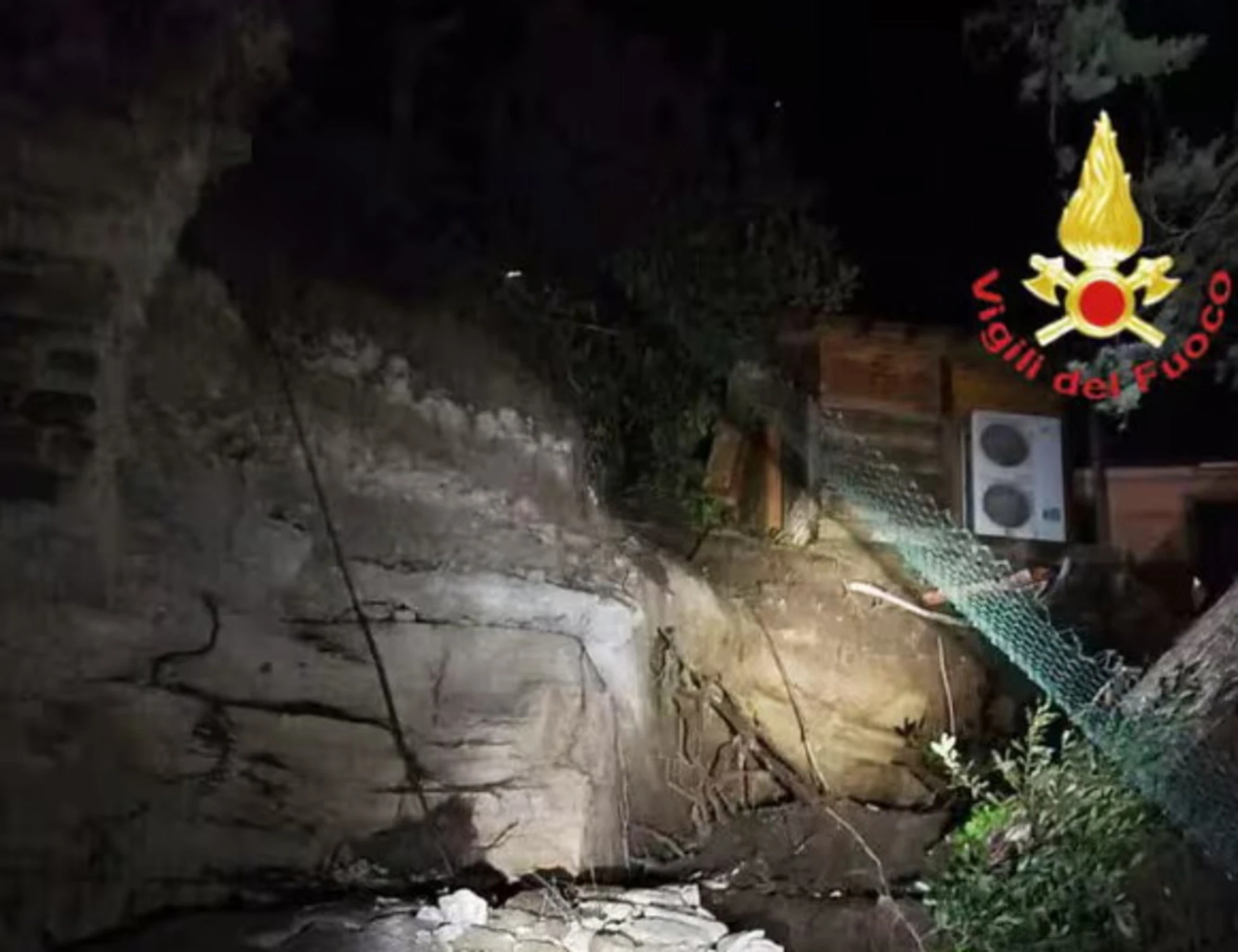 Formello sotto choc: crolla un muretto per il maltempo, chi è il morto