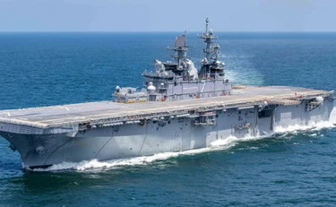 Medio Oriente, la diretta. Uss Tripoli salpata da Singapore con 2.200 marines. Trump umilia Macron: "Presto finirà"