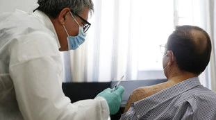 Bollettino 2 ottobre, giù contagi e ricoveri. Ma quanto infettano i vaccinati? I primi dati ufficiali