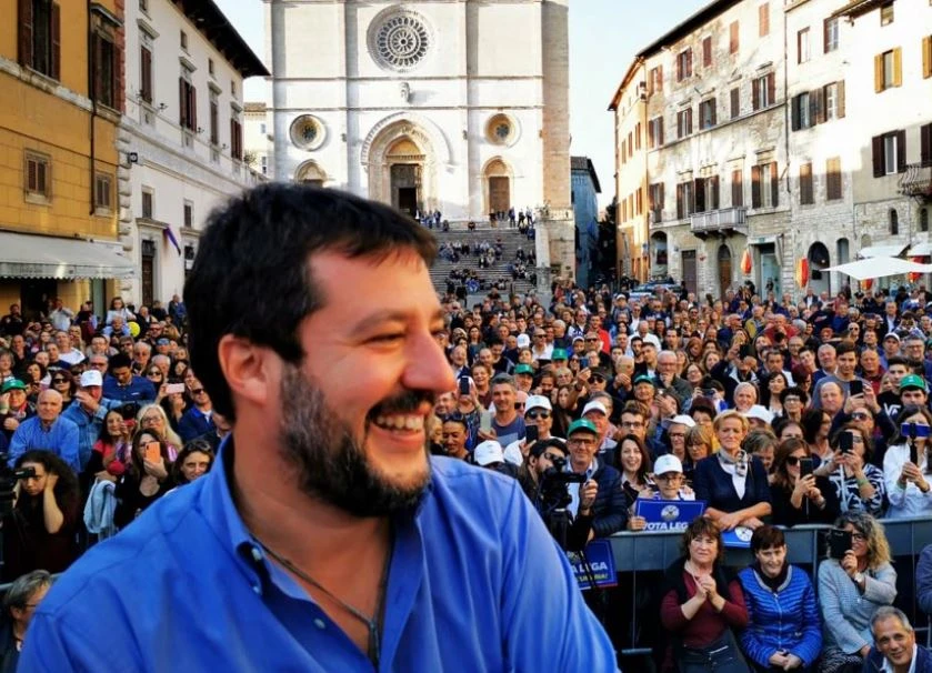 Matteo Salvini attacca Matteo Renzi: "Pallone gonfiato, ladro di democrazia. Non lo vota nemmeno suo padre"