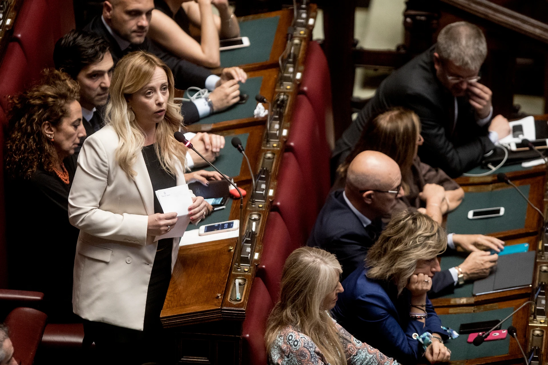 Giorgia Meloni contro Elisabetta Trenta: "Assordante il suo silenzio sui carabinieri aggrediti"