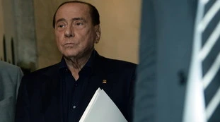 Silvio Berlusconi, retroscena Palazzo Grazioli: "Nelle notti insonni prendeva d'assalto i call center delle televendite"