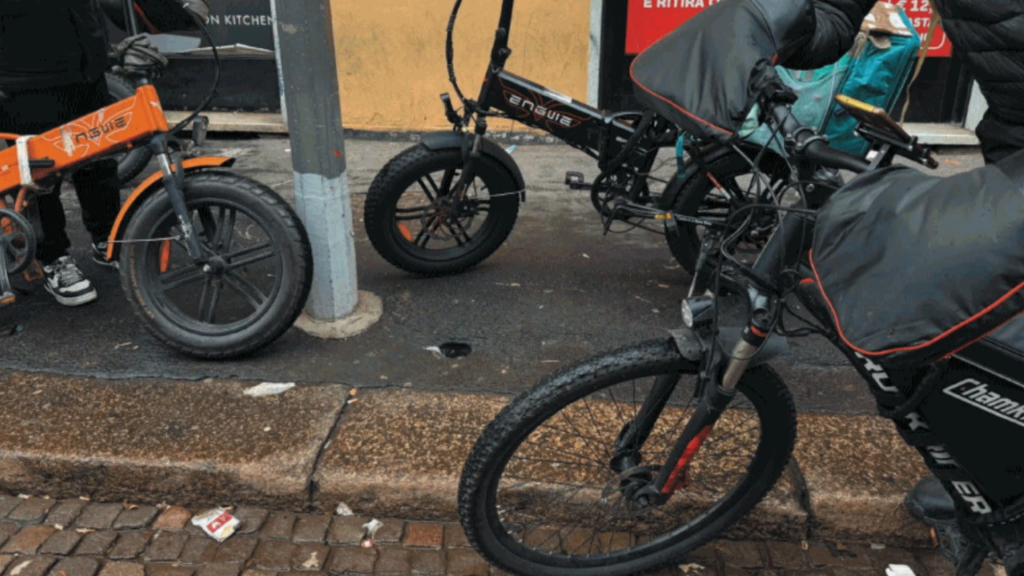 Milano, rider in bici a 100 all'ora per la città: un imbroglio e il pericolo mortale