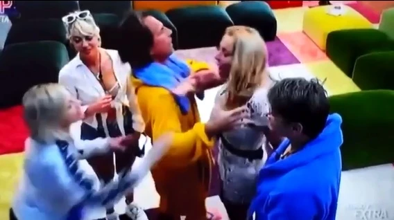 Grande Fratello Vip, Antonella Elia mette le mani addosso a Valeria Marini: caos e insulti nella casa