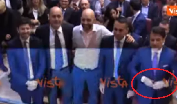 Giuseppe Conte "inchiodato" da Repubblica, il gesto passato inosservato nello scatto con gli alleati