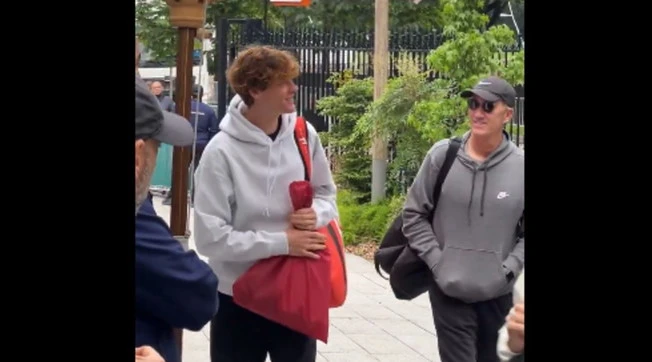 Jannik Sinner &quot;giocherà il Roland Garros&quot;: caccia a Djokovic
